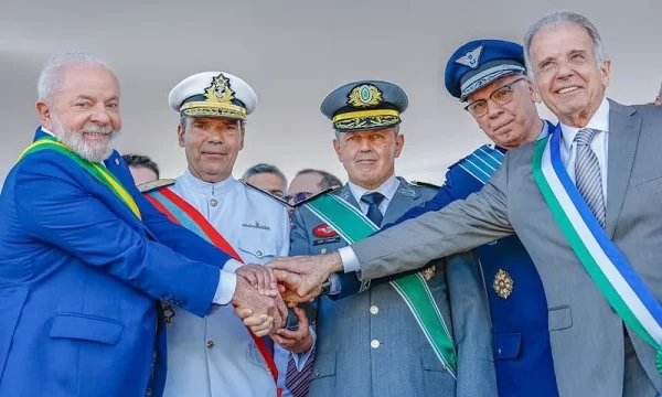 Foto de Lula e comandantes militares provoca polêmica entre bolsonaristas