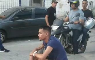 Homem é espancado com pá após tentativa de roubo (Veja o vídeo)