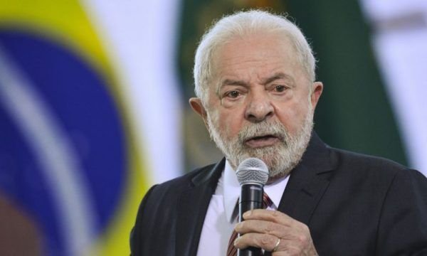 Janja publica vídeo de Lula se exercitando com short do Corinthians