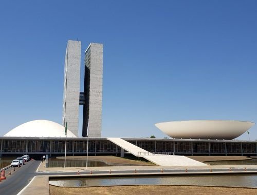 Bastidores em Brasília indicam tensão política em meio à reorganização de alianças no Congresso