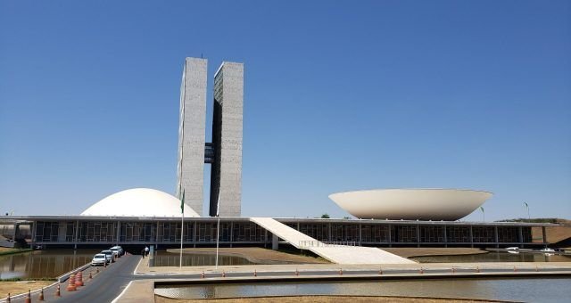 Bastidores em Brasília indicam tensão política em meio à reorganização de alianças no Congresso