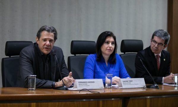 Orçamento de 2024 prevê déficit zero e salário mínimo de R$ 1.421, com aumento de 7,65%