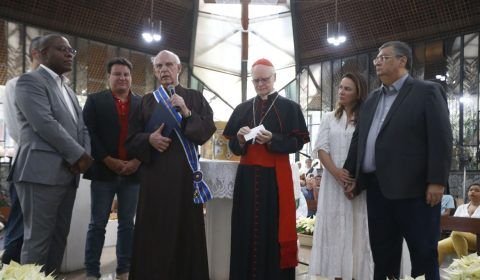 Padre Júlio Lancellotti recebe medalha da Ordem do Mérito