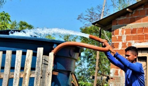 Sem água na torneira, comida mais cara: o suplício das famílias em seca histórica na Amazônia