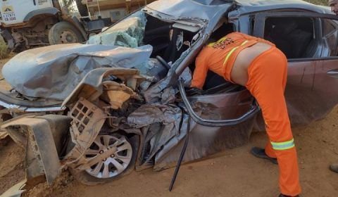 Táxi se choca com caçamba e leva uma pessoa a óbito na BR 319