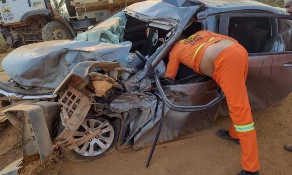 Táxi se choca com caçamba e leva uma pessoa a óbito na BR 319