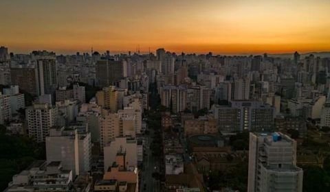 Teto que esquenta na favela, árvore e ar-condicionado no bairro rico: a desigualdade sob calor extremo