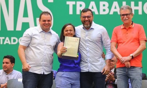 Wilson Lima entrega 355 títulos de imóveis e reassenta famílias das comunidades da Sharp e Manaus 2000