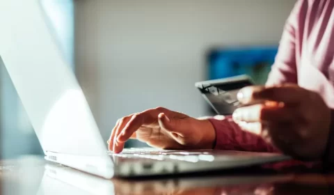 Brasileiro prefere comprar em sites gringos e pagar parcelado, diz pesquisa