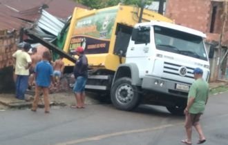Caminhão do lixo perde controle e invade casa em Tefé