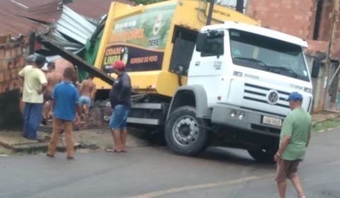 Caminhão do lixo perde controle e invade casa em Tefé