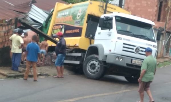 Caminhão do lixo perde controle e invade casa em Tefé