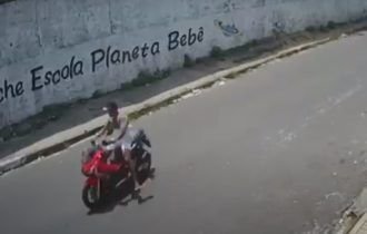 Caminhão passa por cima de motociclista que perdeu controle de moto em Manaus