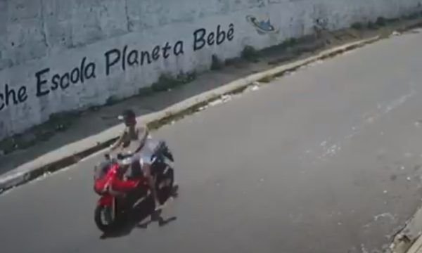 Caminhão passa por cima de motociclista que perdeu controle de moto em Manaus