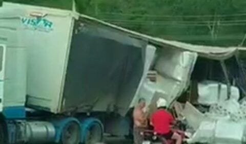 Caminhão tomba na Ponte Rio Negro