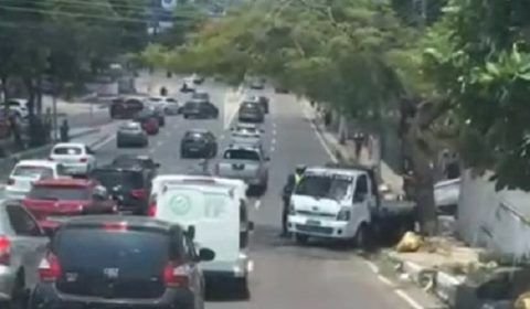 Carro capota em cruzamento próximo a shopping de Manaus