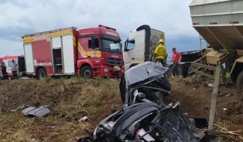 Carro parte ao meio e quatro pessoas morrem em acidente