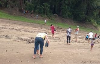 Crianças dormem na praia após barco encalhar no interior do AM