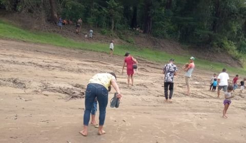 Crianças dormem na praia após barco encalhar no interior do AM