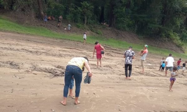 Crianças dormem na praia após barco encalhar no interior do AM