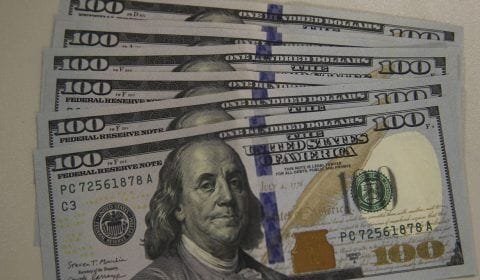 Dólar oscila com foco em conflito no Oriente Médio; Ibovespa recua