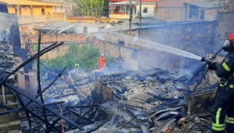 Em ação rápida, Corpo de Bombeiros impede propagação de incêndio para cinco casas no bairro Japiim