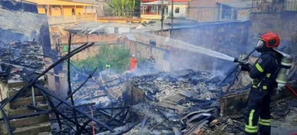 Em ação rápida, Corpo de Bombeiros impede propagação de incêndio para cinco casas no bairro Japiim