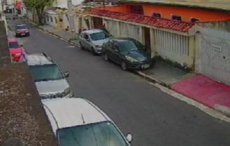 Homem é flagrado roubando placas de carros no bairro Parque 10