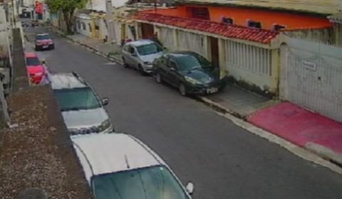 Homem é flagrado roubando placas de carros no bairro Parque 10