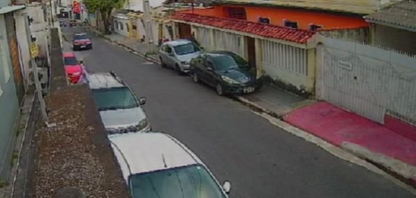 Homem é flagrado roubando placas de carros no bairro Parque 10