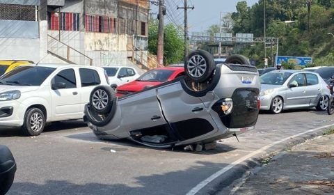 Mulher capota carro na bola do Francisca Mendes