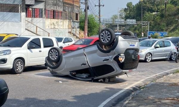 Mulher capota carro na bola do Francisca Mendes