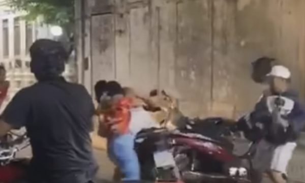 Mulher é agredida enquanto trafegava de moto em Tefé; imagens fortes