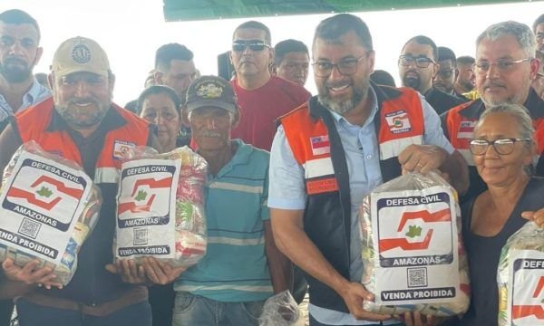 Nicson Marreira entrega cestas básicas para ribeirinhos durante estiagem histórica