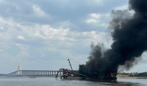 Polícia Federal queima dragas próximo à ponte Rio Negro