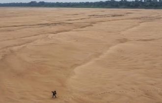 Rio Solimões vira deserto em meio a seca histórica no Amazonas