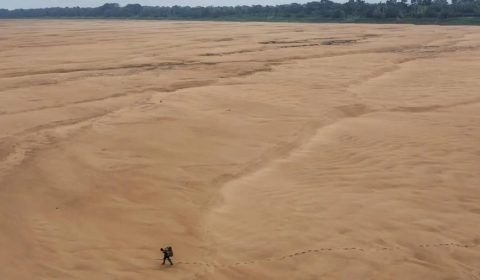 Rio Solimões vira deserto em meio a seca histórica no Amazonas