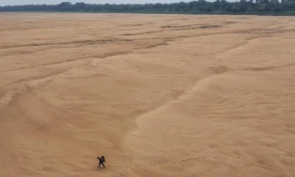 Rio Solimões vira deserto em meio a seca histórica no Amazonas