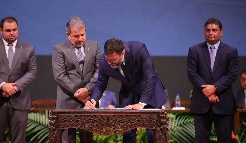 Wilson Lima assina Pacto pela Consciência Vacinal e destaca desafios para distribuição de imunizantes no AM