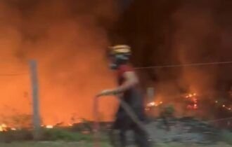URGENTE: Bombeiros  tentam apagar grande incêndio em Manaus