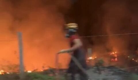URGENTE: Bombeiros  tentam apagar grande incêndio em Manaus