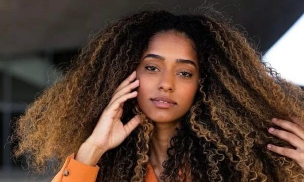 Atriz e modelo Isis Freitas morre aos 22 anos