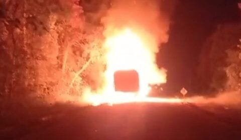 Carreta com pneus pega fogo na BR-319