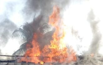Casa pega fogo ao lado de residência de ex-prefeito de Tefé