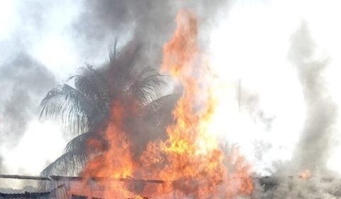 Casa pega fogo ao lado de residência de ex-prefeito de Tefé