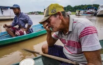 Com seca no Amazonas, ribeirinhos têm dificuldades para se locomover