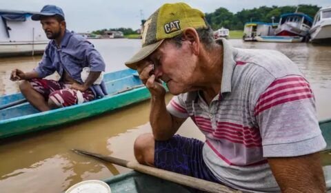 Com seca no Amazonas, ribeirinhos têm dificuldades para se locomover