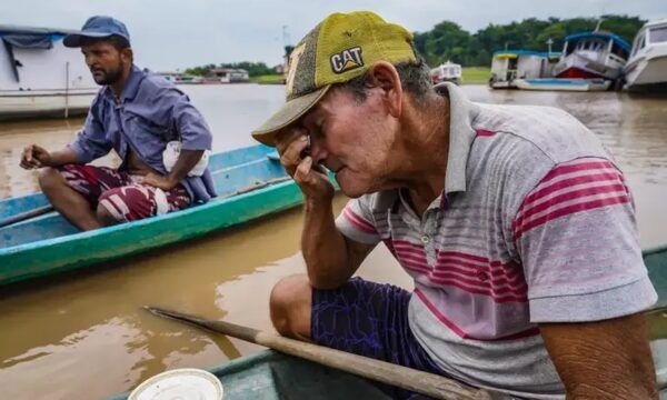 Com seca no Amazonas, ribeirinhos têm dificuldades para se locomover