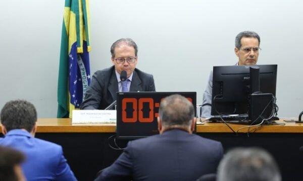 Deputados criticam ausência de presidente da Enel Brasil em audiência na Câmara