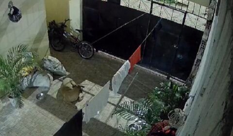 Duas pessoas assaltam em uma moto no bairro Novo Aleixo